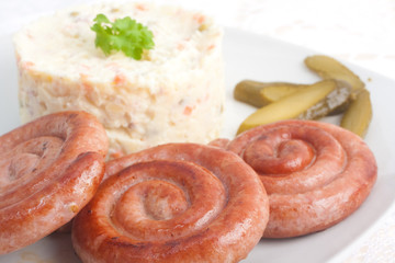 Bratwurstschnecken mit Kartoffelsalat