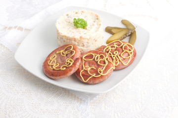 Obraz na płótnie Canvas Bratwurstschnecken mit Kartoffelsalat