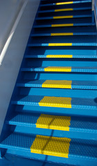 Escalier métallique bleu.