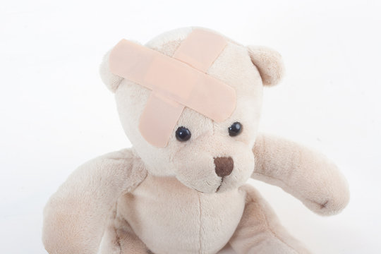 Verletzter und verarzteter Teddyb&auml;r