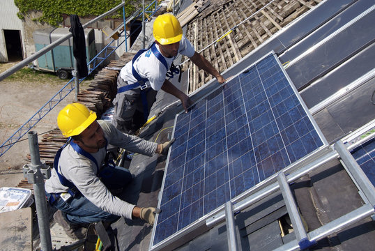 poseurs panneaux photovolta&iuml;ques
