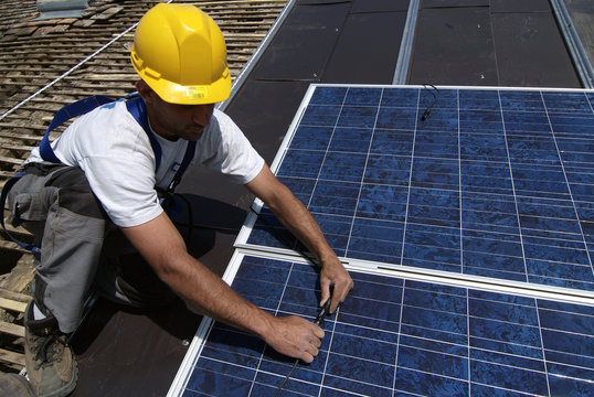 poseur panneaux photovolta&iuml;ques