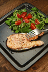 trancio di salmone alla griglia con insalatina