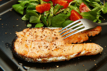 trancio di salmone alla griglia con insalatina