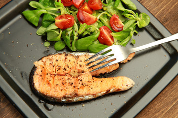 trancio di salmone alla griglia con insalatina