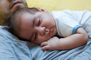 bambino che dorme con il padre