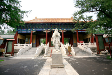 the stone statue of the great ducator Confucius