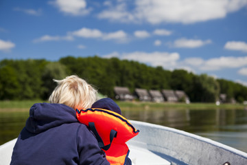 Mutter und Kind fahren Boot