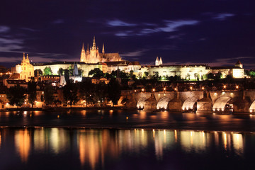 Fototapeta na wymiar Noc Praga z gotyckiego zamku i mostu Karola