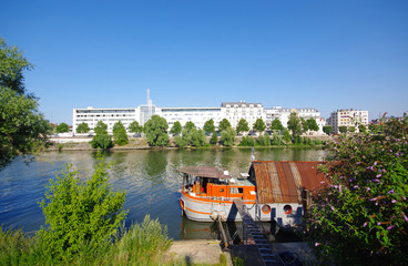 péniche sur quai de Seine banlieue est parisienne