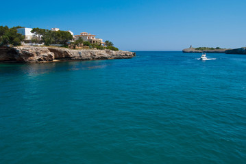 Fototapeta na wymiar Motorówka wejściem Porto Cristo zatokę, Majorka, Hiszpania