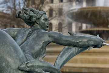 statue de femme et dauphin