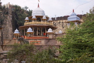 verwilderter Mousoleum mit Tempel in Kota