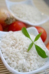 Schale mit Risottoreis (ungekocht)