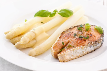 Spargel mit Lachssteak
