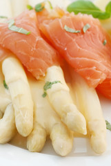 Spargel mit Wildlachs