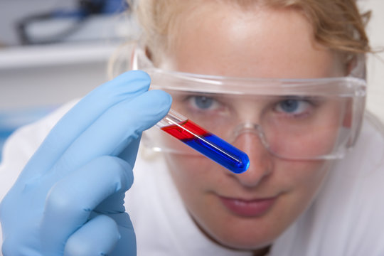 Chemikerin sieht sich eine Probe an
