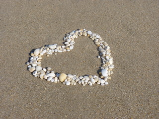 Fototapeta na wymiar serce kamienia na piasku plaży