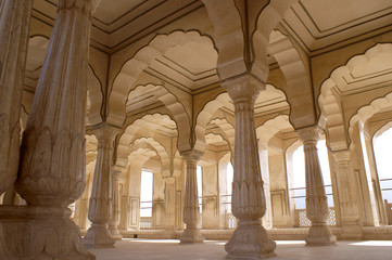 Säulenhalle im Rambagh Palace von Jaipur, Indien