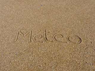 meteo texte sur le sable d'une plage