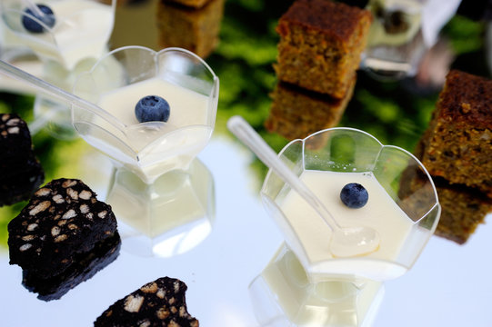 vaschette di crema e biscotti