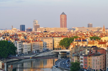 quai de saone et la tour de la part dieu à lyon en france
