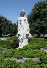Fototapeta premium White statue of woman in the city park