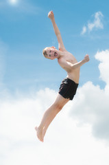 Obraz premium Freudensprung in den Wolkenhimmel