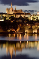 Praga de noche