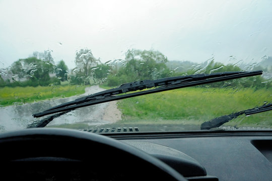 Autofahrt bei Regen