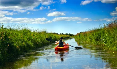 Foto op Canvas Frau paddelt auf dem Fluß © tbel