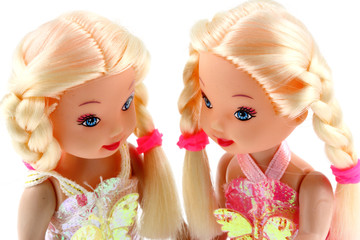 poupées blondes jumelles, fond blanc