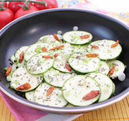 Zucchini mit chili