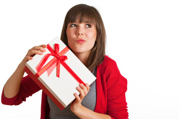 verliebte Frau mit Geschenk