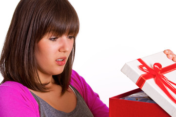 Frau önnet Geschenk und ist entsetzt