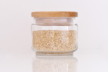 Bocal de graines de quinoa