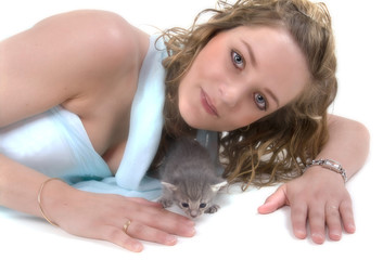 la jeune fille et le chaton