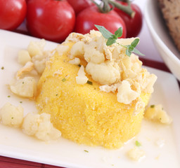 Polenta mit Blumenkohl