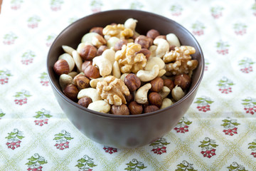 Schale mit Nüssen