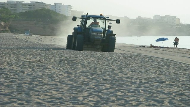TRACTORISTA LIMPIANDO LA PLAYA