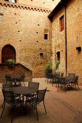 Fototapeta na wymiar Grinzane Cavour Castle (w środku), Cuneo (Piemont), Włochy