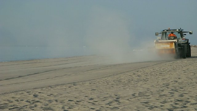 TRACTORISTA LIMPIANDO LA PLAYA