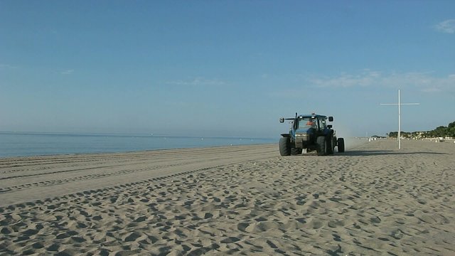 TRACTORISTA LIMPIANDO LA PLAYA