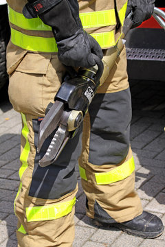 Feuerwehrmann mit Freischneider