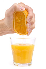 Auspressen einer Orange zu Orangensaft