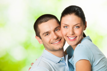 Obraz premium Young happy smiling attractive couple, outdoors