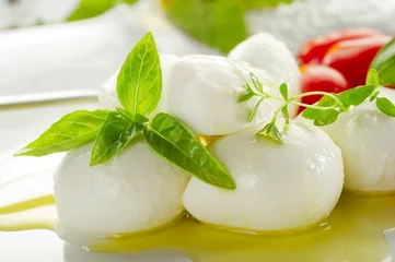 Foto op Plexiglas mozzarella and basil over olive oil - mozzarella e olio © Marco Mayer