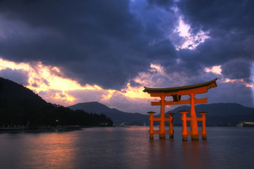 Fototapeta premium Brama Torii w Miyajima, niedaleko Hiroszimy - Japonia