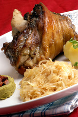 Eisbein und Sauerkraut mit Salzkartoffeln