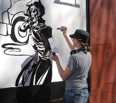 Mujer pintado en pared un graffiti
